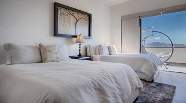 Contemporary Villa with Butler BIG Marina & Ocean Views Walking Distance to Downtown