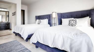 Contemporary Villa with Butler BIG Marina & Ocean Views Walking Distance to Downtown