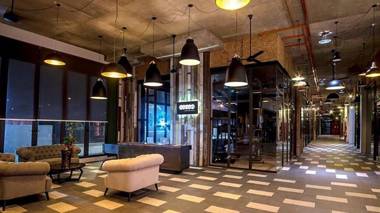 Cube 8teens Boutique Suite by Nest Home
