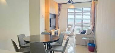 8pax Mount austin  3bedroom apartment A
