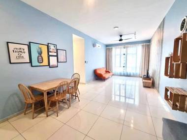 Lovely blue 3 Bedrooms w wifi @ Jb Central 