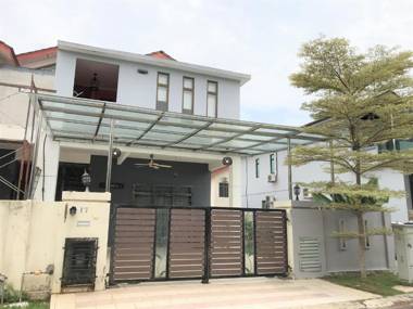 OYO Home 90532 Casa Azlinda Muslim Homestay Ii