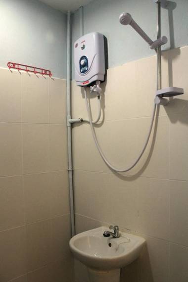 Victoria Hotel And Hostel