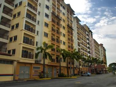 OYO HOME 90301 Suria Service Apartments Bukit Merak Laketown Resort