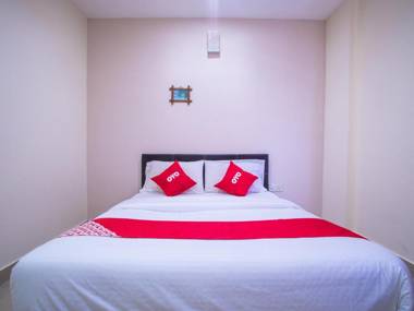 OYO 44010 Royals Star Hotel