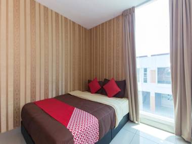 OYO 439 Night Queen Hotel