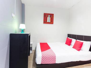 OYO 304 Zero Hour Hotel