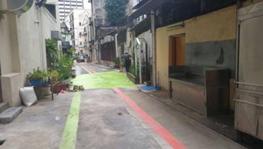 Leo Backpackers @ Central Market