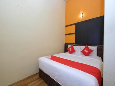 OYO 44029 Tudor Home Inn