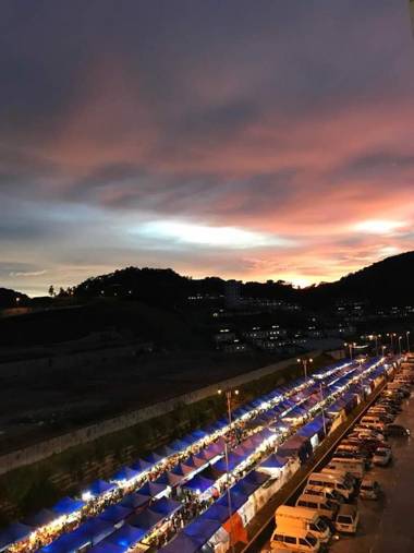 Golden Hill Double Storey Homestay at Night Market