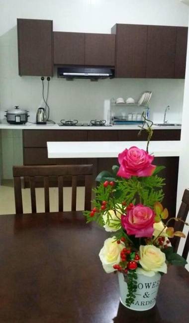 Golden Hill 3 Room Apt @ Night Market