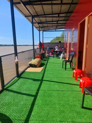 OYO Home 90515 Rin Rakit Water Hut