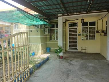 Zahra Homestay Kok Lanas Kota Bharu (House)