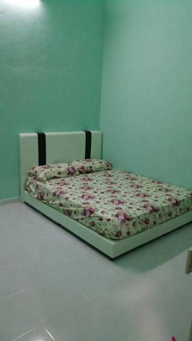 IMAN HOMESTAY & TRANSIT ROOM