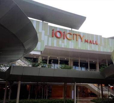 Shaftsbury Putrajaya at Alamanda Mall