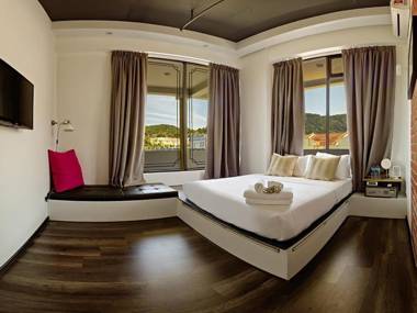 Roomies Suites