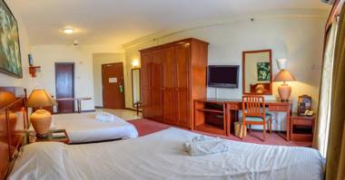 J Beach Suites At Paradise Rainbow Beach Resort
