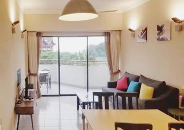 Deluxe PoolView Beach Batu Ferringhi 2 Bedroom 502