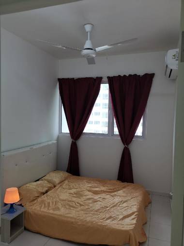 Cheap & WIFI room Near Gurney/StraitQuay/99Mart