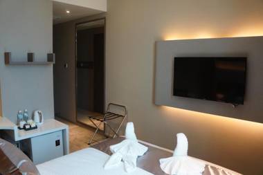 Greens Hotel & Suites