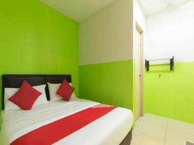 OYO 44072 Mines Cempaka Hotel