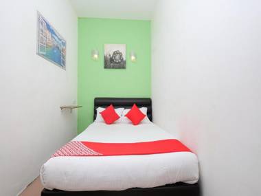 OYO 850 Gold Star Hotel