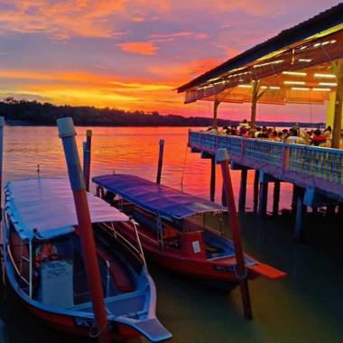 Family Homestay(near jetty for sky mirror&others)