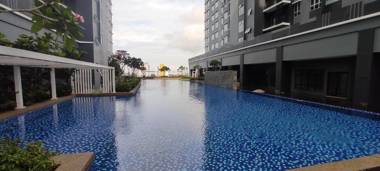 Bukit Rimau Roomy Master Bedroom with Facilities