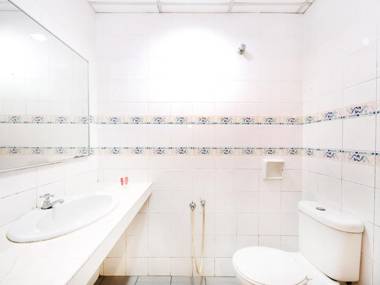 OYO 447 Comfort Hotel Meru