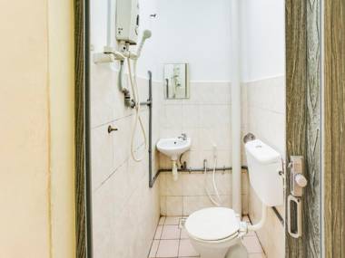 OYO 89615 T Family Hotel