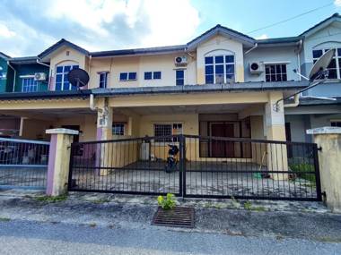 OYO HOME 90323 Iqbal Homestay