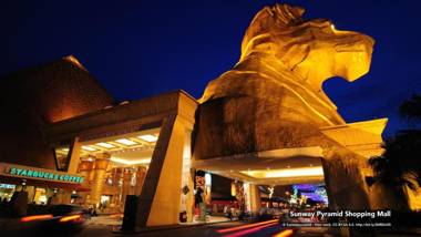 Golden Night Hotel