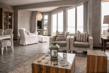 Blue Pearl - situated right on the beach