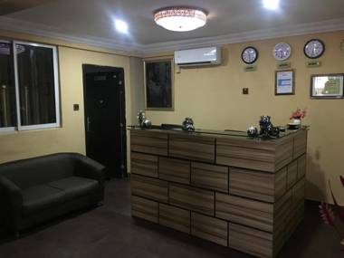 Momak 5 Hotel and Suites