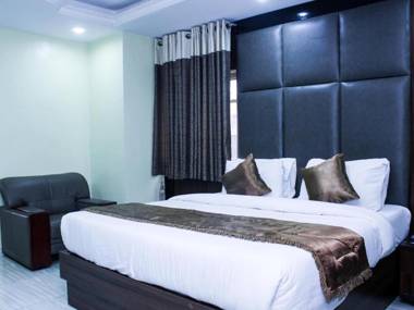 Six Diamond Hotel