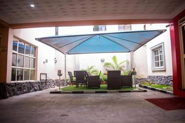 100% Hotel & Suites