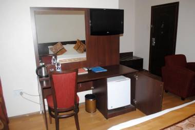 Grand Inn & Suites