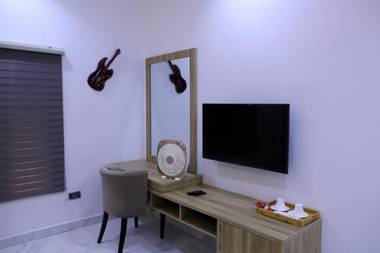 Rhodabode Apartments. A Luxury 3 bedroom bungalow.
