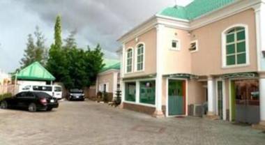 B's Hive Hotel and Suites