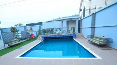 Triple 9 Apartments Pool & Spa