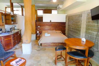 Beautiful Studio Suite with Pool - Short walk to Beach