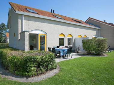 Restyled bungalow with two bathrooms 500 m. from the beach