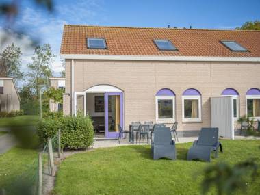 Restyled bungalow with two bathrooms 500 m. from the beach