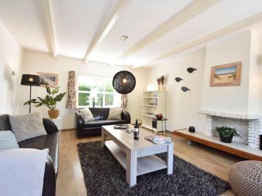 Peaceful Holiday Home in Zonnemaire with Garden