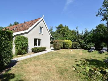 Cozy Holiday Home in Zonnemaire with Garden
