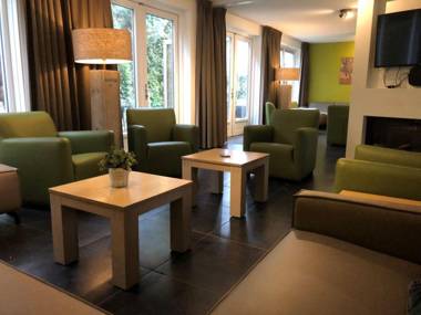 Luxurious villa with ten bathrooms in green surroundings