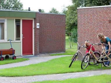 Cosy bungalow with microwave in the middle of De Maasduinen