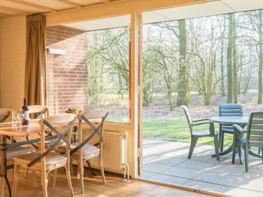 Cosy bungalow with microwave in the middle of De Maasduinen