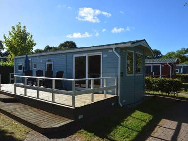 Comfortable chalet with combi-microwave in a green area