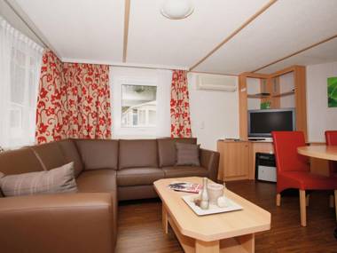 Comfortable chalet with combi-microwave in a green area